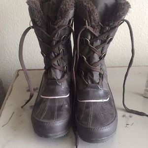 Brown and pink quilted snow boots